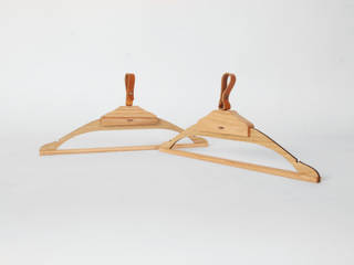 Wooden dress hanger, 톤 퍼니처 스튜디오 톤 퍼니처 스튜디오 Modern dressing room