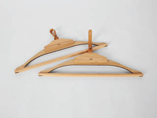 Wooden dress hanger, 톤 퍼니처 스튜디오 톤 퍼니처 스튜디오 Vestidores de estilo moderno