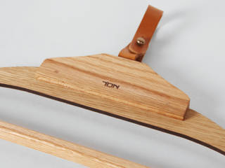 Wooden dress hanger, 톤 퍼니처 스튜디오 톤 퍼니처 스튜디오 Vestidores de estilo moderno