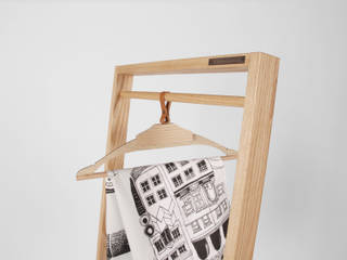 Wooden dress hanger, 톤 퍼니처 스튜디오 톤 퍼니처 스튜디오 Vestidores y placares modernos Decoración y accesorios