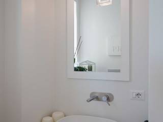 Casa Certosa: All'appartamento un carattere luminoso e moderno, Anomia Studio Anomia Studio Minimalist bathroom