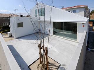 桑名の家 / House in Kuwana, 市原忍建築設計事務所 / Shinobu Ichihara Architects 市原忍建築設計事務所 / Shinobu Ichihara Architects Modern style gardens