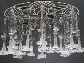 Glass chandelier with white flowers, A Flame with Desire A Flame with Desire Коридор, прихожая и лестница в модерн стиле