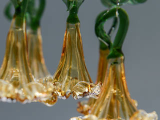 Glass chandelier with amber flowers, A Flame with Desire A Flame with Desire Коридор, прихожая и лестница в модерн стиле