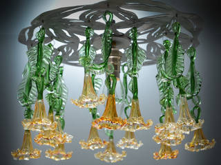 Glass chandelier with amber flowers, A Flame with Desire A Flame with Desire Коридор, прихожая и лестница в модерн стиле