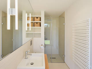 Minimalistisches Badezimmer mit Dusche Möhring Architekten Moderne Badezimmer