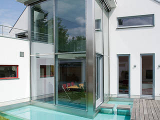 Blick auf den Wintergarten und das Wasserbasin aaw Architektenbüro Arno Weirich Moderner Balkon, Veranda & Terrasse
