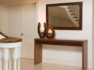 Console table in walnut with burr walnut drawer fronts. Mirror in burr walnut., Martin Gallagher Martin Gallagher ห้องโถงทางเดินและบันไดสมัยใหม่