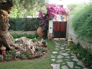 PICCOLI SPAZI, MELLOGIARDINI EXTERIOR DESIGNERS MELLOGIARDINI EXTERIOR DESIGNERS Mediterranean style garden
