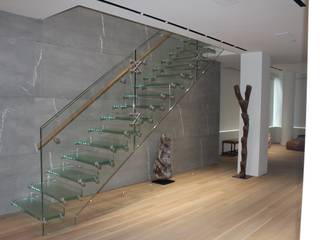 Moderne Glastreppe, Handlauf aus Holz, Rutschfeste mattierte Oberfläche, Mistral, Siller Treppen/Stairs/Scale Siller Treppen/Stairs/Scale Лестницы Стекло
