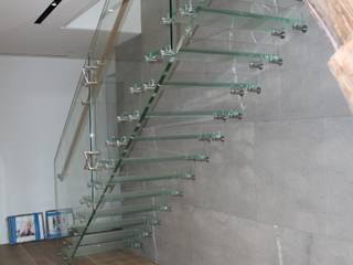 Moderne Glastreppe, Handlauf aus Holz, Rutschfeste mattierte Oberfläche, Mistral, Siller Treppen/Stairs/Scale Siller Treppen/Stairs/Scale บันได กระจกและแก้ว