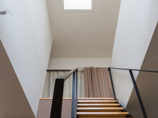 安東の住宅｜住まい方の変化に向き合う, 一級建築士事務所 SAKAKI Atelier 一級建築士事務所 SAKAKI Atelier Modern corridor, hallway & stairs