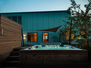Zeven hoog ontspannen in Ibiza stijl, Studio REDD exclusieve tuinen Studio REDD exclusieve tuinen Moderner Balkon, Veranda & Terrasse