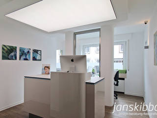 Praxiskonzept, DREI.DESIGN/BUREAU (JAN SKIBBA) DREI.DESIGN/BUREAU (JAN SKIBBA) Spazi commerciali