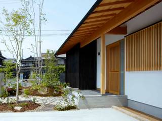 ウッドデッキで繋がる空間｜趣味を楽しむ住まい 姫路の家, 小笠原建築研究室 小笠原建築研究室 Dom jednorodzinny Drewno O efekcie drewna