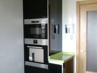 Cocina negro-pistacho. El contraste de la elegancia., SQ-Decoración SQ-Decoración Modern kitchen Cabinets & shelves