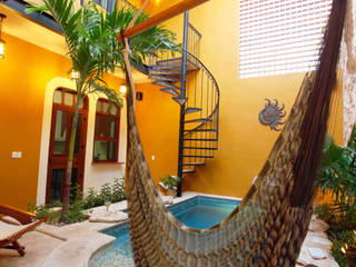 Casa de la Luz, Arturo Campos Arquitectos Arturo Campos Arquitectos Colonial style balcony, veranda & terrace