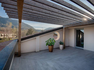 L'attinia e il paguro, una casa di legno sul tetto., Daniele Menichini Architetti Daniele Menichini Architetti Balcone, Veranda & Terrazza in stile moderno