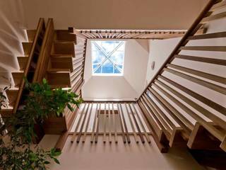 A Spacious and Modern Cottage , Erdal Architects Erdal Architects Pasillos, vestíbulos y escaleras de estilo ecléctico