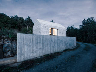 Compact Karst House, dekleva gregorič arhitekti dekleva gregorič arhitekti Modern houses