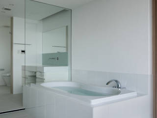 028熱海伊豆山Yさんの家, atelier137 ARCHITECTURAL DESIGN OFFICE atelier137 ARCHITECTURAL DESIGN OFFICE Mediterranean style bathrooms Tiles White