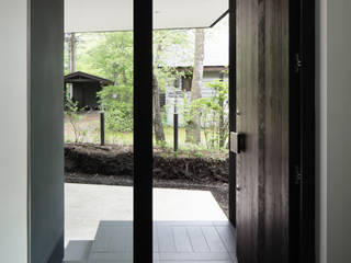 018軽井沢Cさんの家, atelier137 ARCHITECTURAL DESIGN OFFICE atelier137 ARCHITECTURAL DESIGN OFFICE Classic style windows & doors Tiles
