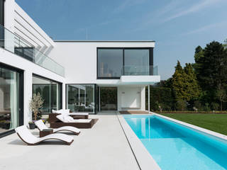 Minimalistische Villa mit Pool , SOHOarchitekten SOHOarchitekten Будинки