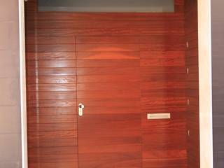 Vivienda unifamiliar para Fina, Mireia Cid Mireia Cid Modern style doors