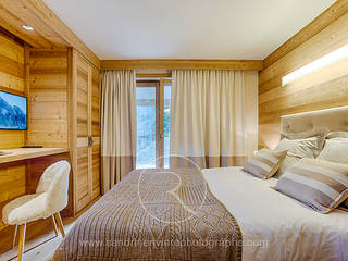 Visite privée d'un chalet alpin, Sandrine RIVIERE Photographie Sandrine RIVIERE Photographie Country style bedroom