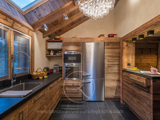 Visite privée d'un chalet alpin, Sandrine RIVIERE Photographie Sandrine RIVIERE Photographie Rustic style kitchen