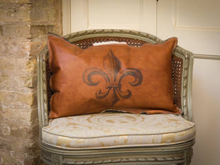 Handmade Leather Cushions, Lu Ink Lu Ink オリジナルスタイルの 寝室