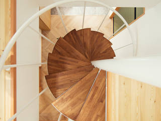 柔らかい光に包まれたらせん階段のある家, ELD INTERIOR PRODUCTS ELD INTERIOR PRODUCTS Modern corridor, hallway & stairs