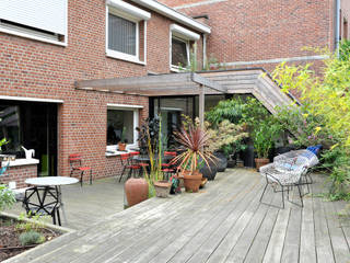 EXTENSION D’UNE HABITATION ET AMÉNAGEMENT DE SA TERRASSE SUR LES TOITS, HAPPY ARCHITECTURE HAPPY ARCHITECTURE Modern balcony, veranda & terrace