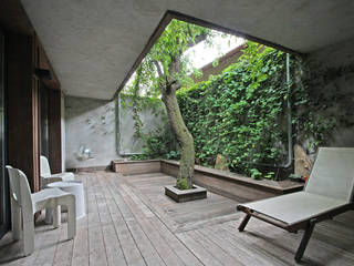 une cour a l'abri des regards devient une pièce en plus de l'espace de vie BuroBonus Balcon, Veranda & Terrasse minimalistes Biens,Plante,Imeuble,Bois,Design d&#39;intérieur,Architecture,Arbre,Sol,Ombre,Fenêtre