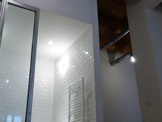 Entrepôt transformé en Loft à Marseille, MàJ Architectes MàJ Architectes Modern bathroom