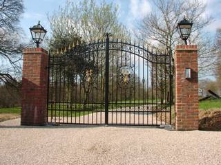 Estate Entrance gates F E PHILCOX LTD Jardines rurales Cercas y muros