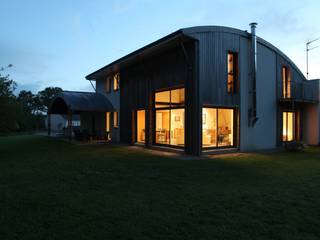 UNE MAISON BIOCLIMATIQUE À PLUVIGNER EN BRETAGNE, Patrice Bideau a.typique Patrice Bideau a.typique 現代房屋設計點子、靈感 & 圖片