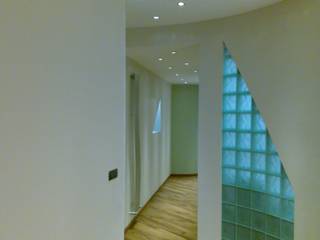 APPARTAMENTO , Architetto del Piano Architetto del Piano Modern Corridor, Hallway and Staircase
