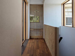 House at Senrioka, アトリエ N-size / Atelier N-size Architects Office アトリエ N-size / Atelier N-size Architects Office Moderne gangen, hallen & trappenhuizen