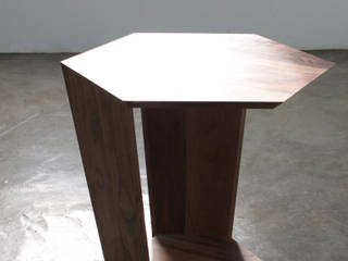 Hexa Table, The QUAD woodworks The QUAD woodworks 모던스타일 침실