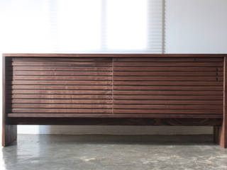 Stripe chest, The QUAD woodworks The QUAD woodworks Ruang Keluarga Modern