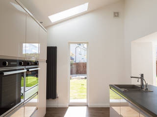 Dingle storey side extension: Comprising a new kitchen & utility, Claire McLuckie Architect Claire McLuckie Architect