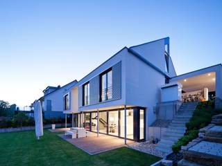 Auf Zukunft gesetzt- Wohnhaus in Bruchsal, STIEBEL ELTRON GmbH & Co. KG STIEBEL ELTRON GmbH & Co. KG Casas modernas