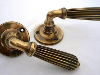 Pair of Lever Door Handles in Antique Brass UKAA | UK Architectural Antiques Klassische Häuser Accessoires und Dekoration