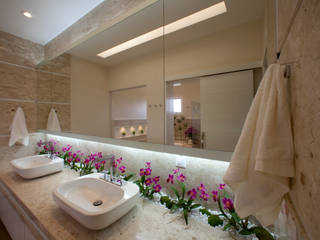 homify Modern bathroom