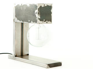 Lámpara de mesa en hierro crudo ( 30 x 30 x 10 cm), Héctor Nevado Héctor Nevado Oficinas de estilo industrial