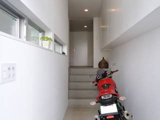 light-form, 岡村泰之建築設計事務所 岡村泰之建築設計事務所 Modern Corridor, Hallway and Staircase