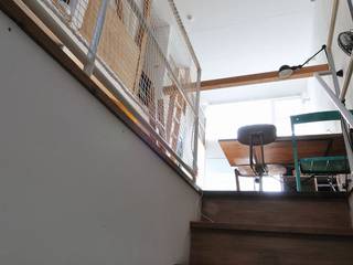 good-shelf, 岡村泰之建築設計事務所 岡村泰之建築設計事務所 Modern corridor, hallway & stairs