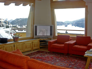 una grande vetrata affacciata sul lago di St. Moritz, Svizzera, BIFFI BONATO CLAUSETTI ARCHITETTI BIFFI BONATO CLAUSETTI ARCHITETTI Modern living room