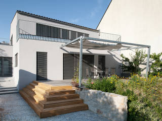 Einfügen in die Schutzzone in Strebersdorf, Abendroth Architekten Abendroth Architekten Modern balcony, veranda & terrace